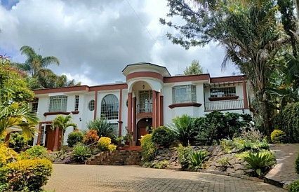6 bedroom villa for rent in Nyari